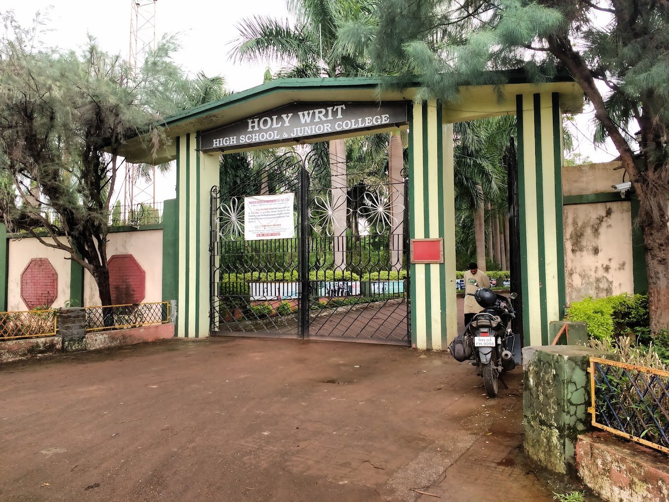 Holy Writ High School And Junior College - Badlapur
